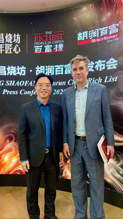 黃文平博士受邀出席2025胡潤百富榜發(fā)布會，共話財富與傳承新趨勢